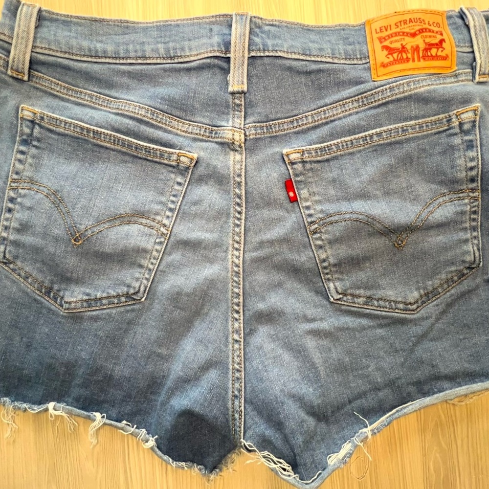 Levi's Women's Size W33 High-Rise Shorts Distressed Blue Denim - Preowned